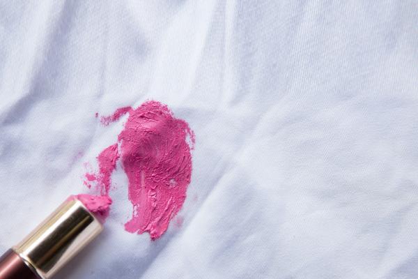 how-to-remove-dye-transfer-stains-from-clothes