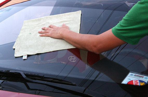 cleaning car windows