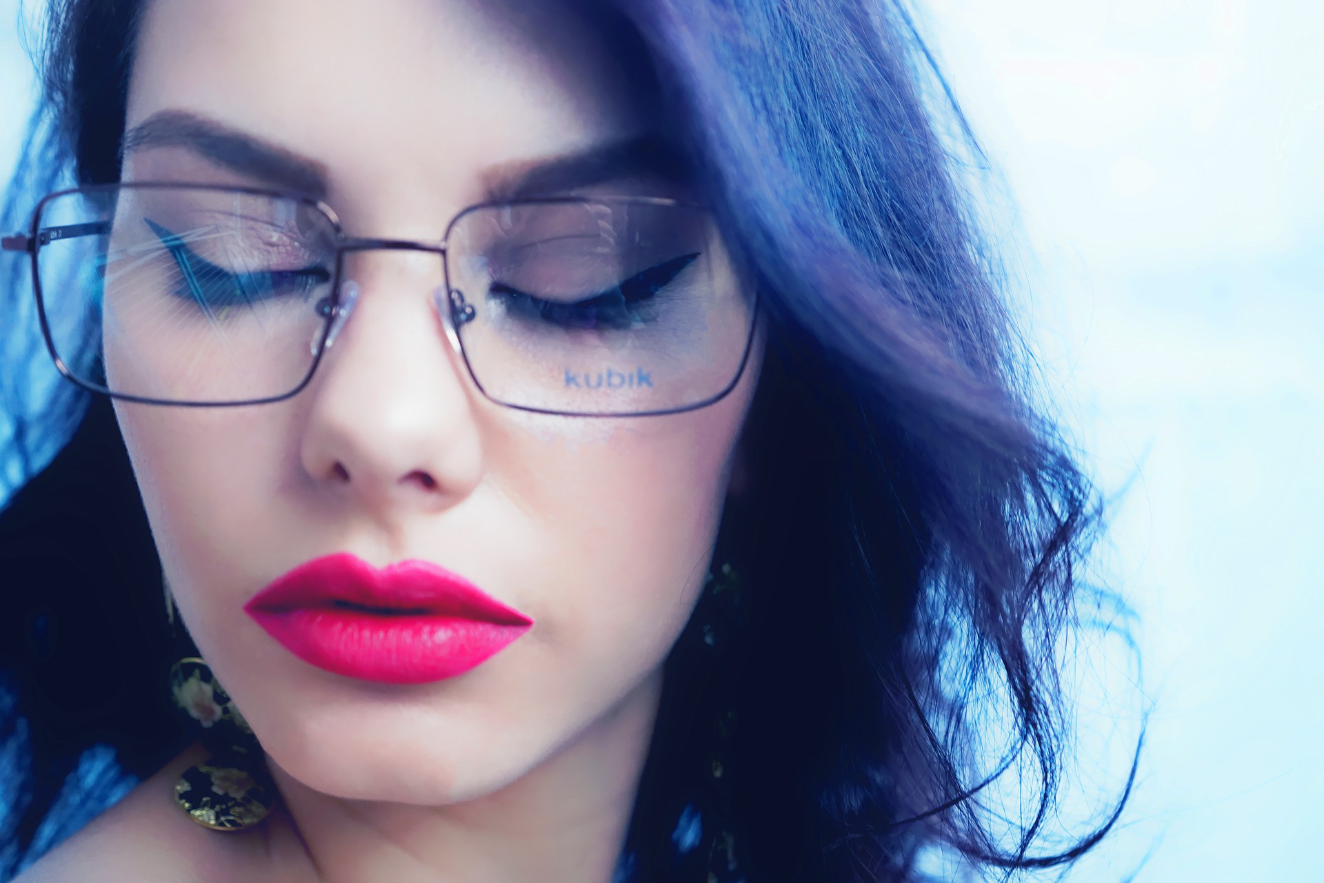 Makeup tricks for women who wear glasses