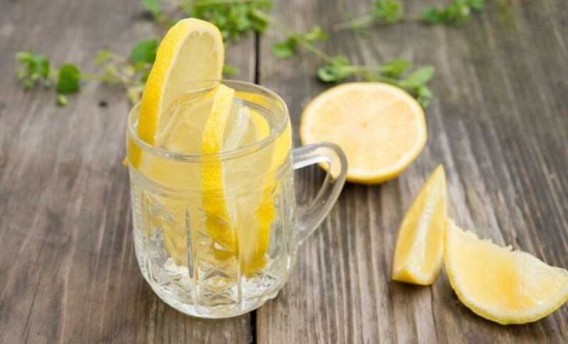 The Pros and Cons of Drinking Lemon Water