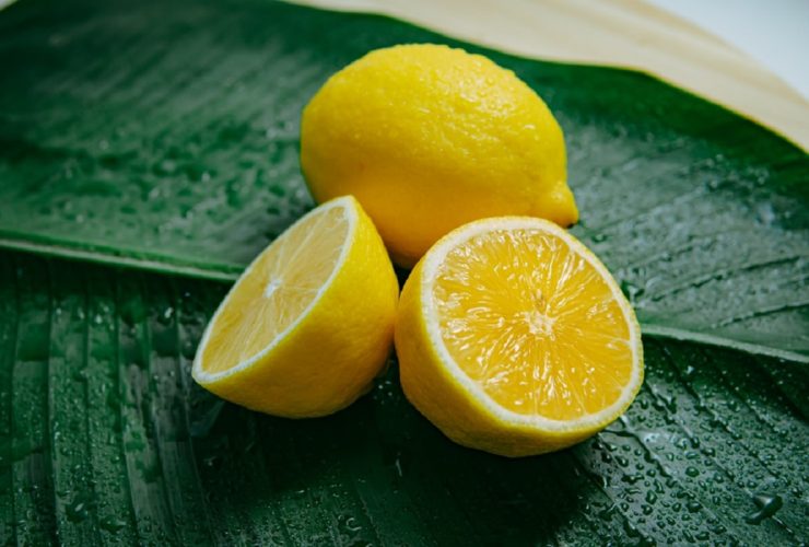 The Pros and Cons of Drinking Lemon Water