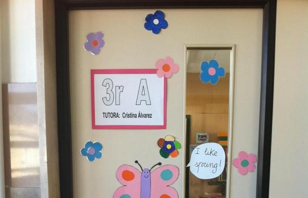 How to Decorate a Door in Spring