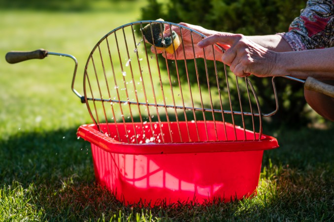 Encrusted Barbecue Grills: How To Clean Them In Minutes